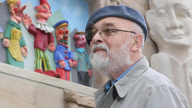 Heinrich Schreiber gestaltete das Äußere des ehemaligen Katzenhauses. Rechts blickt Mathias Güthlein als Sandsteinfigur auf den Betrachter und links hat Schreiber ein Kasperltheater geformt, da Güthlein gerne Köpfe von Handpuppen geschnitzt hat. Alle Fotos: Jan Koch