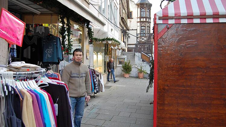 Textilhändler Ngo Ngoc Quang fühlt sich der Bude vor seinem Laden allzu bedrängt und fürchtet Umsatzverlust.
