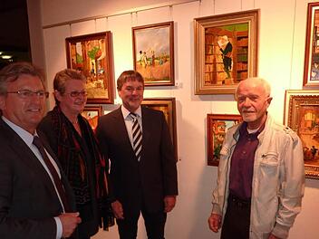 Vierzig Werke des Stockheimer Künstlers Harald Popig (rechts) sind derzeit in der Galerie des Kronacher Landratsamtes zu sehen, unter anderem acht farbenfrohe Kopien von Carl Spitzweg. Mit im Bild von links: Stockheims Bürgermeister Rainer Detsch, Kreiskulturreferentin Gisela Lang sowie Landratsstellvertreter Gerhard Wunder  Foto: Gerd Fleischmann