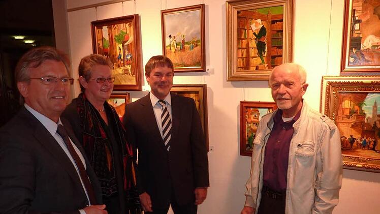 Vierzig Werke des Stockheimer Künstlers Harald Popig (rechts) sind derzeit in der Galerie des Kronacher Landratsamtes zu sehen, unter anderem acht farbenfrohe Kopien von Carl Spitzweg. Mit im Bild von links: Stockheims Bürgermeister Rainer Detsch, Kreiskulturreferentin Gisela Lang sowie Landratsstellvertreter Gerhard Wunder  Foto: Gerd Fleischmann