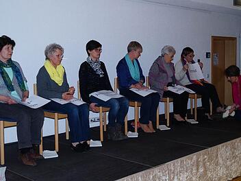 Beim Weltgebetstag am Wochenende stand die Fußwaschung Christi im Blickpunkt. In Haßfurt wurde nach einer Geste der Zuwendung den Frauen die Füße gewaschen um zu begreifen, was Jesus durch seine Fußwaschung für die Menschen getan hat.  Foto: Elke Englert
