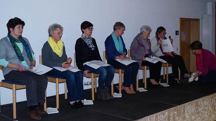 Beim Weltgebetstag am Wochenende stand die Fußwaschung Christi im Blickpunkt. In Haßfurt wurde nach einer Geste der Zuwendung den Frauen die Füße gewaschen um zu begreifen, was Jesus durch seine Fußwaschung für die Menschen getan hat.  Foto: Elke Englert