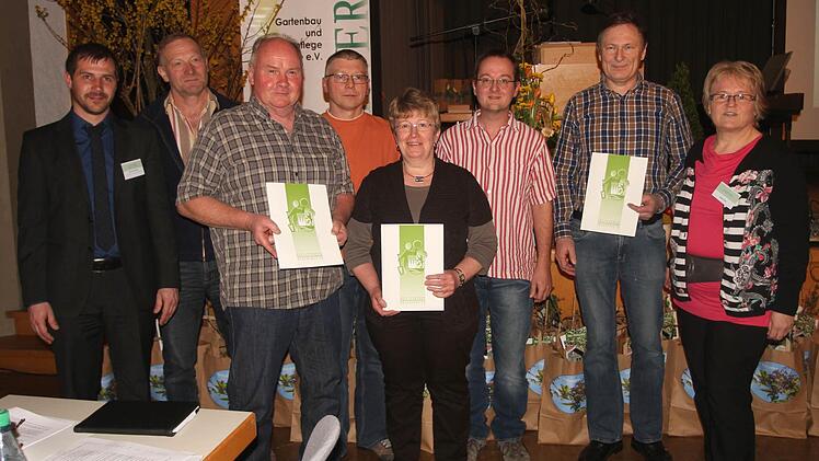 Die Preisträger bei verschiedenen Wettbewerben des Kreisverbandes mit Kreisfachberater Johannes Bayer (links) und stellvertretender Kreisvorsitzender Birgit Baier (rechts).