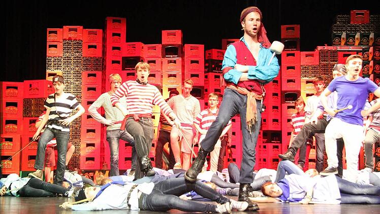 Warum die Piraten triumphieren und warum 420 Bierkisten auf der Bühne stehen? Diese Fragen werden in der komischen Operette beantwortet. Foto: Sonja Adam