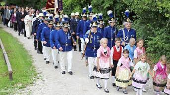 Umzug in Tracht und Uniform