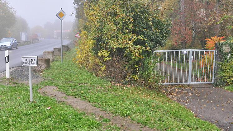 Manfred Krapf monierte in der Bürgerversammlung, dass er zwar einen Antrag gestellt habe, für die Fußgänger vom Waldorfkindergarten bis zur Tankstelle einen Streifen neben der Fahrbahn zu asphaltieren. Doch passiert sei nichts. Bürgermeister Günther Werner erwiderte, dass die Fläche der Stadt nicht gehöre und das Staatliche Bauamt Schweinfurt das Ansinnen als zu gefährlich eingestuft habe.