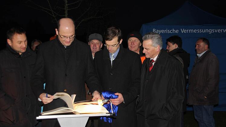 Der Staatssekretär trug sich ins Goldene Buch der Stadt Kronach ein.  Foto: Friedwald Schedel