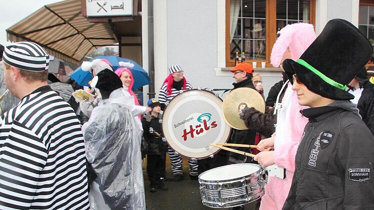 Für die passenden Klänge sorgte der Musikverein Uetzing-Serkendorf Foto: Matthias Einwag