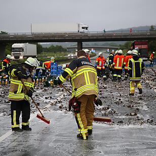 Ladungssicherung bei Getraenkelaster unzureichend - Lkw verliert etwa 200 Bierkaesten auf der Autobahn