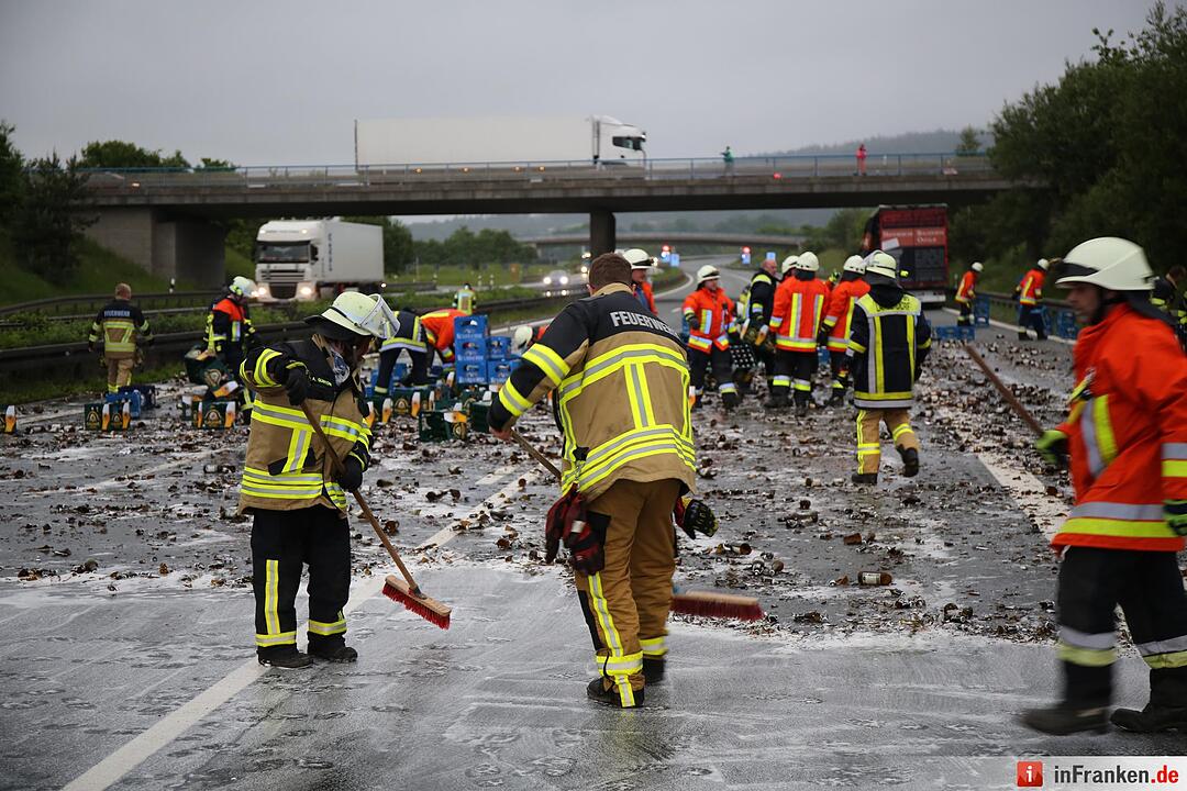 Ladungssicherung bei Getraenkelaster unzureichend - Lkw verliert etwa 200 Bierkaesten auf der Autobahn