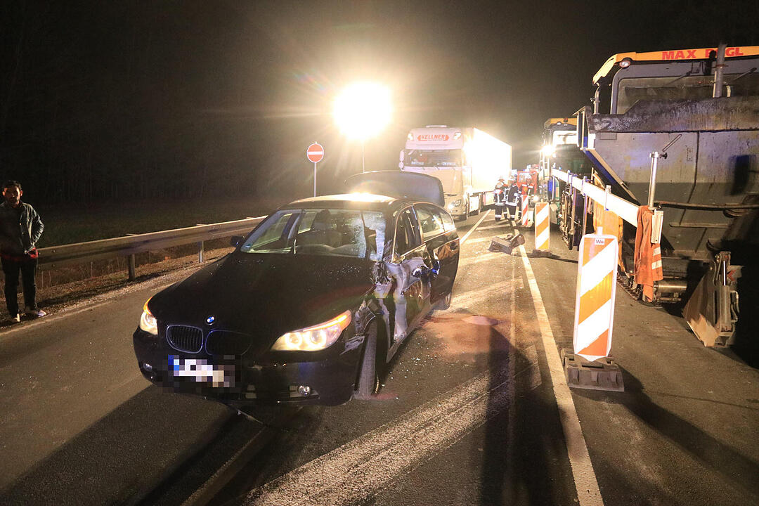 Auto prallt auf B505 gegen Teermaschine