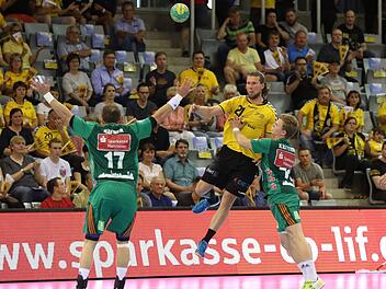 Mit Zopf und mit Tordrang: HSC-Kapitän Till Riehn machte am Mittwoch gegen Hannover sein bestes Saisonspiel und erzielte beim vielumjubelten 27:27 auch fünf Tore. Foto: Timo Geldner