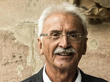 Günter Freitag, Vorsitzender des Sängerkreis Coburg-Kronach-Lichtenfels, am Treppenaufgang zu St. Moriz. In der Morizkirche findet am Sonntag das Abschlusskonzert des Chorfestes Coburg statt. Foto: Jochen Berger