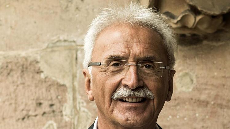 Günter Freitag, Vorsitzender des Sängerkreis Coburg-Kronach-Lichtenfels, am Treppenaufgang zu St. Moriz. In der Morizkirche findet am Sonntag das Abschlusskonzert des Chorfestes Coburg statt. Foto: Jochen Berger