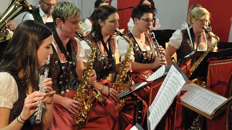 Das Saxophon-, Klarinetten und Flötenregister des Musikvereins Rothenkirchen war beim Frühlingskonzert fest in weiblicher Hand.Simon Albrecht
