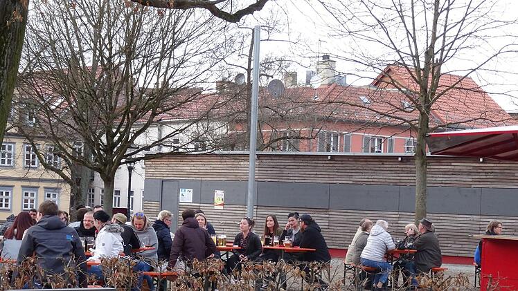Im Biergarten hinter dem Coburger B&uuml;rgla&szlig;-Schl&ouml;sschen war am Sonntag ein provisorischer Ausschank aufgebaut.Foto: Jochen Berger