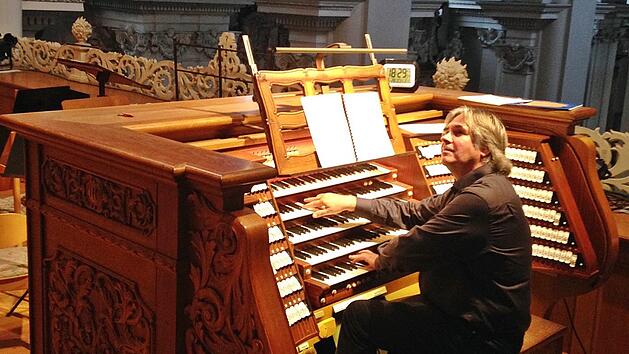Der M&uuml;nnerst&auml;dter Regionalkantor Peter Rottmann, der zur Zeit in Rh&ouml;n-Grabfeld mit dem "Rh&ouml;ner Orgelsommer Konzerten" zu h&ouml;ren ist, hier an der Dom-Orgel in Passau. Foto: Rottmann. Foto: Karin Hagen