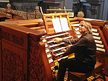 Der Münnerstädter Regionalkantor Peter Rottmann, der zur Zeit in Rhön-Grabfeld mit dem "Rhöner Orgelsommer Konzerten" zu hören ist, hier an der Dom-Orgel in Passau. Foto: Rottmann. Foto: Karin Hagen