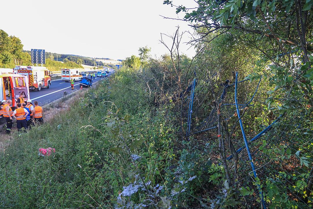 Schwerer Unfall auf A73: Cabrio überschlagen - zwei Menschen schwer verletzt