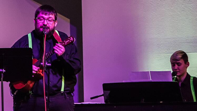 Mitreißend lebendigen Gesang demonstrierte der Coburger Hochschulchor "Die Klangfänger" bei seiner Musik zum Advent unter der Leitung von Moritz Metzner: Patricia Gnyp (Gesang, Klavier), Benedikt Reiter (Gesang, Ukulele)Foto: Jochen Berger