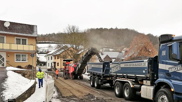 Bis Ostern dauern die Kanal- und Stra&szlig;enbauarbeiten in der Hauptstra&szlig;e. Foto: Sigismund von Dobsch&uuml;tz