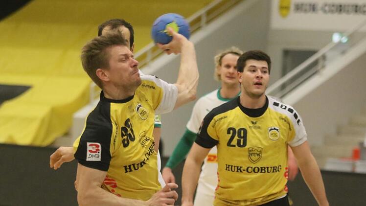 Im Kampf gegen den Abstieg setzt die zweite Mannschaft des HSC 2000 Coburg auf die Führungsqualitäten ihres 36-jährigen Routiniers Girts Lilienfelds (beim Wurf). Foto: Iris Bilek