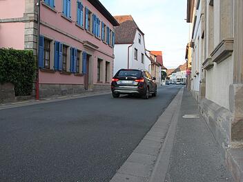 Die Gehsteige in der Rechtsanwalt-Krauß-Straße sind zu schmal für Rollstuhl- und Rollator-Fahrer sowie Eltern mit Kinderwagen. Gemeinderat Ludwig Winkler spricht sich für eine Fahrbahnverengung aus, um auf einer Seite durchgängig einen Gehweg zu schaffen.  Foto: Stephan Stöckel