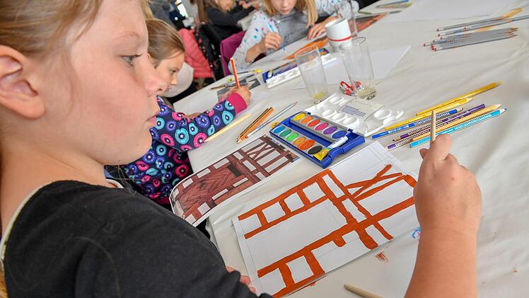 Weltkindertag: Etwa 120 junge Künstler waren am Donnerstag in der Zentralredaktion am Werkeln. Foto: Ronald Rinklef,