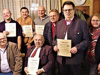 Ehrungen bei der Flößervereinigung Friesen: Das Bild zeigt von links (sitzend) Vorsitzenden Georg Geiger, Stadtrat Heinz Hausmann sowie (stehend) Rolf Fischer, Christian Schaller, Thomas Stumpf, Bürgermeister Wolfgang Beiergrößlein, Rudolf Schnappauf und Stadträtin Marina Schmitt. Foto: Gerd Fleischmann