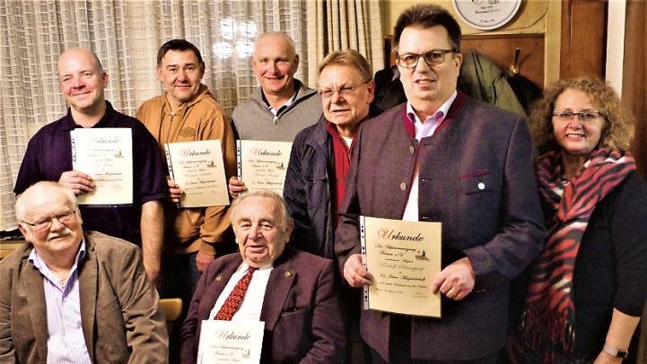 Ehrungen bei der Flößervereinigung Friesen: Das Bild zeigt von links (sitzend) Vorsitzenden Georg Geiger, Stadtrat Heinz Hausmann sowie (stehend) Rolf Fischer, Christian Schaller, Thomas Stumpf, Bürgermeister Wolfgang Beiergrößlein, Rudolf Schnappauf und Stadträtin Marina Schmitt. Foto: Gerd Fleischmann
