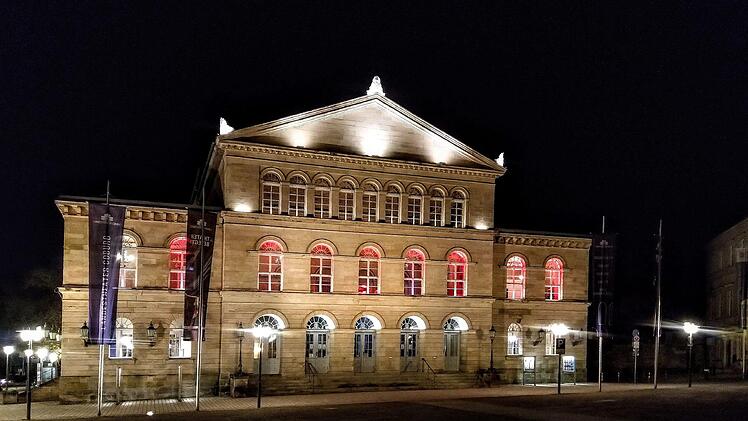 Wann darf endlich wieder Publikum ins Haus am Schlossplatz gelassen werden. Noch leuchten die Fenster im Spiegelsaal aber rot - optisches Signal der Aktion #AlarmstufeRot", mit der die deutsche Veranstaltungswirtschaft auf ihre Probleme durch die Corona-Krise hinweist.Foto: Jochen Berger
