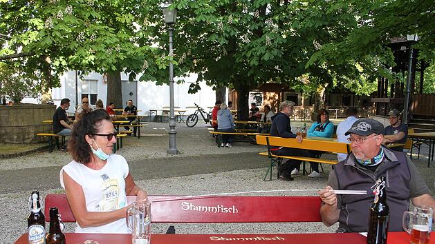 "Der Abstand ist eingehalten", sagte Norbert Hahn (hier mit Stammtischkollegin Martina Albrecht ), der am 19. Mai 2020 einen Meterstab mit in den Mönchshof-Biergarten gebracht hatte.