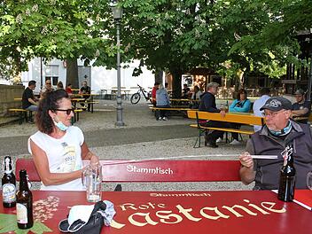"Der Abstand ist eingehalten", sagte Norbert Hahn (hier mit Stammtischkollegin Martina Albrecht ), der am 19. Mai 2020 einen Meterstab mit in den Mönchshof-Biergarten gebracht hatte.