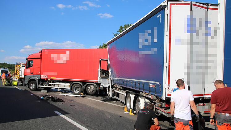 Zwei Lastzüge sind am Dienstagnachmittag auf der A7 bei Elfershausen zusammengestoßen.