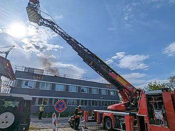 Brand auf Uni-Geb&auml;ude in W&uuml;rzburg: Feuerwehr l&ouml;scht Flammen