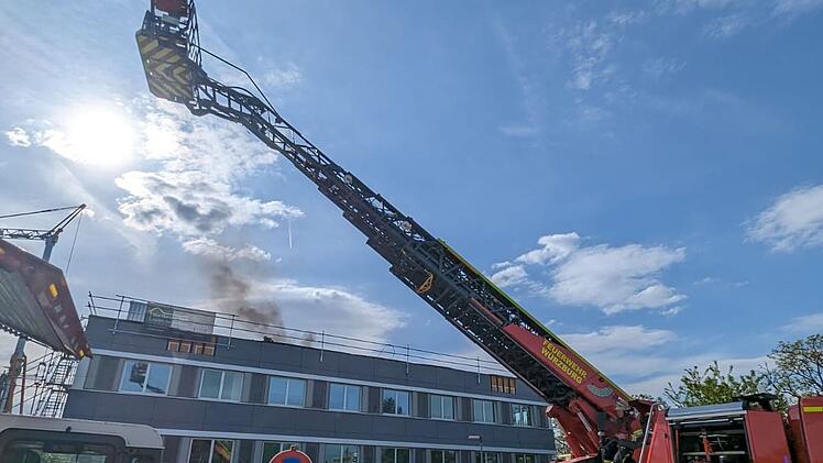 Brand auf Uni-Geb&auml;ude in W&uuml;rzburg: Feuerwehr l&ouml;scht Flammen