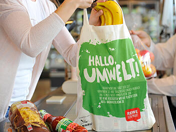 Rewe-Kassiererin über reiche Kunden: "Weiß genau, ob sie Geld haben"