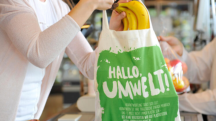 Rewe-Kassiererin über reiche Kunden: "Weiß genau, ob sie Geld haben"