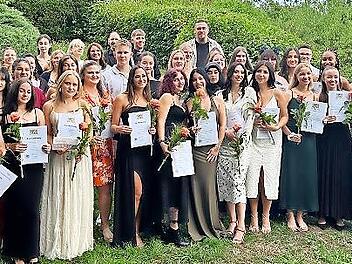 Die erfolgreichen Absolventinnen und Absolventen mit den Schulleitern Johannes Papke und Katja Weber sowie den Pflegedirektoren Michael Müller und Dominik Greim.