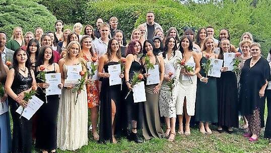 Die erfolgreichen Absolventinnen und Absolventen mit den Schulleitern Johannes Papke und Katja Weber sowie den Pflegedirektoren Michael Müller und Dominik Greim.