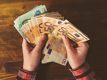 Lotto Gewinner Bayern Schwaben Millionen Euro Jackpot Lottoschein Spielschein Gl&uuml;ck Annahmestelle Lotterie Gewinnzahlen Superzahl Multimillion&auml;r Familienvater Lotto 6aus49 Spielquittung Ziehung Hauptgewinn Einzelgewinn Lottoziehung Gewinnklasse Staatliche Lotterieverwaltung Gl&uuml;cksspiel Lotto-Gl&uuml;ck Zentralgewinn Spielteilnehmer Gewinnsumme Rekordgewinn Lottogewinn Geldscheine Banknoten Euro-Scheine Bargeld Geld z&auml;hlen Auszahlung Verm&ouml;gen Reich Geldb&uuml;ndel Euros W&auml;hrung