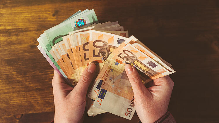 Lotto Gewinner Bayern Schwaben Millionen Euro Jackpot Lottoschein Spielschein Gl&uuml;ck Annahmestelle Lotterie Gewinnzahlen Superzahl Multimillion&auml;r Familienvater Lotto 6aus49 Spielquittung Ziehung Hauptgewinn Einzelgewinn Lottoziehung Gewinnklasse Staatliche Lotterieverwaltung Gl&uuml;cksspiel Lotto-Gl&uuml;ck Zentralgewinn Spielteilnehmer Gewinnsumme Rekordgewinn Lottogewinn Geldscheine Banknoten Euro-Scheine Bargeld Geld z&auml;hlen Auszahlung Verm&ouml;gen Reich Geldb&uuml;ndel Euros W&auml;hrung