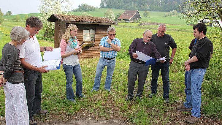 In Junkersdorf ging's um eine Holzlege am Brauhaus, den Familie Müller (links) beantragte.