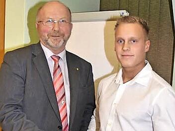 Die Gemeinde Weißenbrunn ist auf den erfolgreichen Kaminkehrergesellen Sebastian Stöß (rechts) stolz. Bürgermeister Egon Herrmann gratulierte dem Kammersieger in der Gemeinderatssitzung. Foto: Hofmann