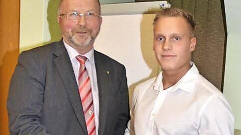 Die Gemeinde Weißenbrunn ist auf den erfolgreichen Kaminkehrergesellen Sebastian Stöß (rechts) stolz. Bürgermeister Egon Herrmann gratulierte dem Kammersieger in der Gemeinderatssitzung. Foto: Hofmann