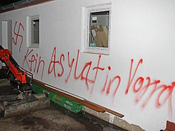 Wer im Dezember 2014 die geplante Flüchtlingsunterkunft in Vorra (Kreis Nürnberger Land) angezündet ist, ist bis heute ungeklärt.  Foto: dpa
