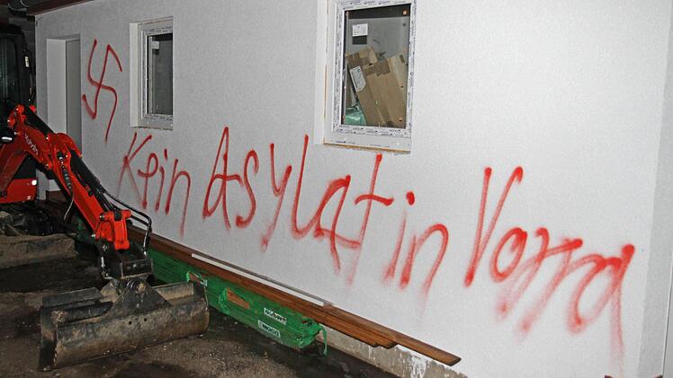Wer im Dezember 2014 die geplante Flüchtlingsunterkunft in Vorra (Kreis Nürnberger Land) angezündet ist, ist bis heute ungeklärt.  Foto: dpa