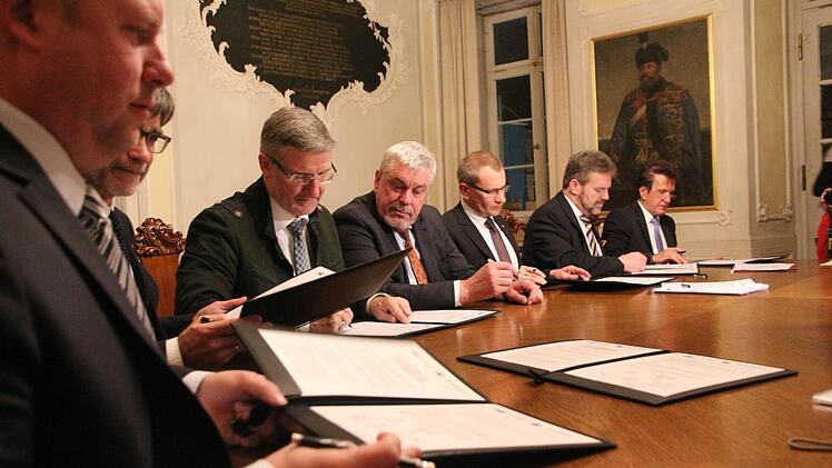Kammern und Kommunen verpflichten sich, Integration durch Arbeit zu ermöglichen (sitzend von links): Kreishandwerksmeister Jens Beland, HWK-Geschäftsführer Thomas Koller, Landrat Michael Busch, Oberbürgermeister Norbert Tessmer, IHK-Hauptgeschäftsführer Siegmar Schnabel, HWK-Präsident Thomas Zimmer und IHK-Präsident Friedrich Herdan beim Unterschreiben der Vereinbarung. Foto: Simone bastian