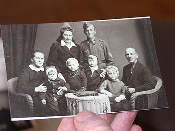Ganz außen sitzen Oma und Opa, in der Mitte stehen Kurt Stenzels Eltern; er selbst sitzt ganz rechts, bei Großvater auf dem Schoß.  Repro: Nelly Ritz