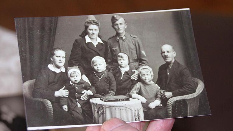 Ganz außen sitzen Oma und Opa, in der Mitte stehen Kurt Stenzels Eltern; er selbst sitzt ganz rechts, bei Großvater auf dem Schoß.  Repro: Nelly Ritz